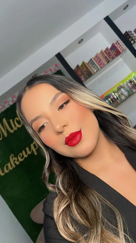 Maquillaje social terminado, en el estudio de Michelle Beauty & Spa
