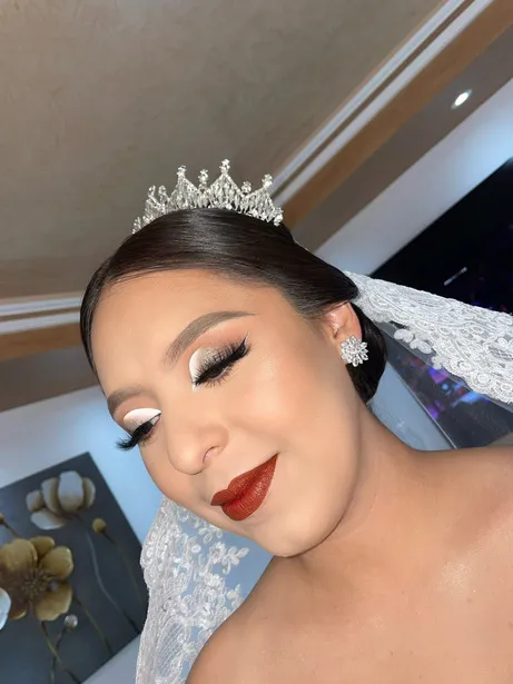 Novia con maquillaje de ojos ahumado, corona y velo