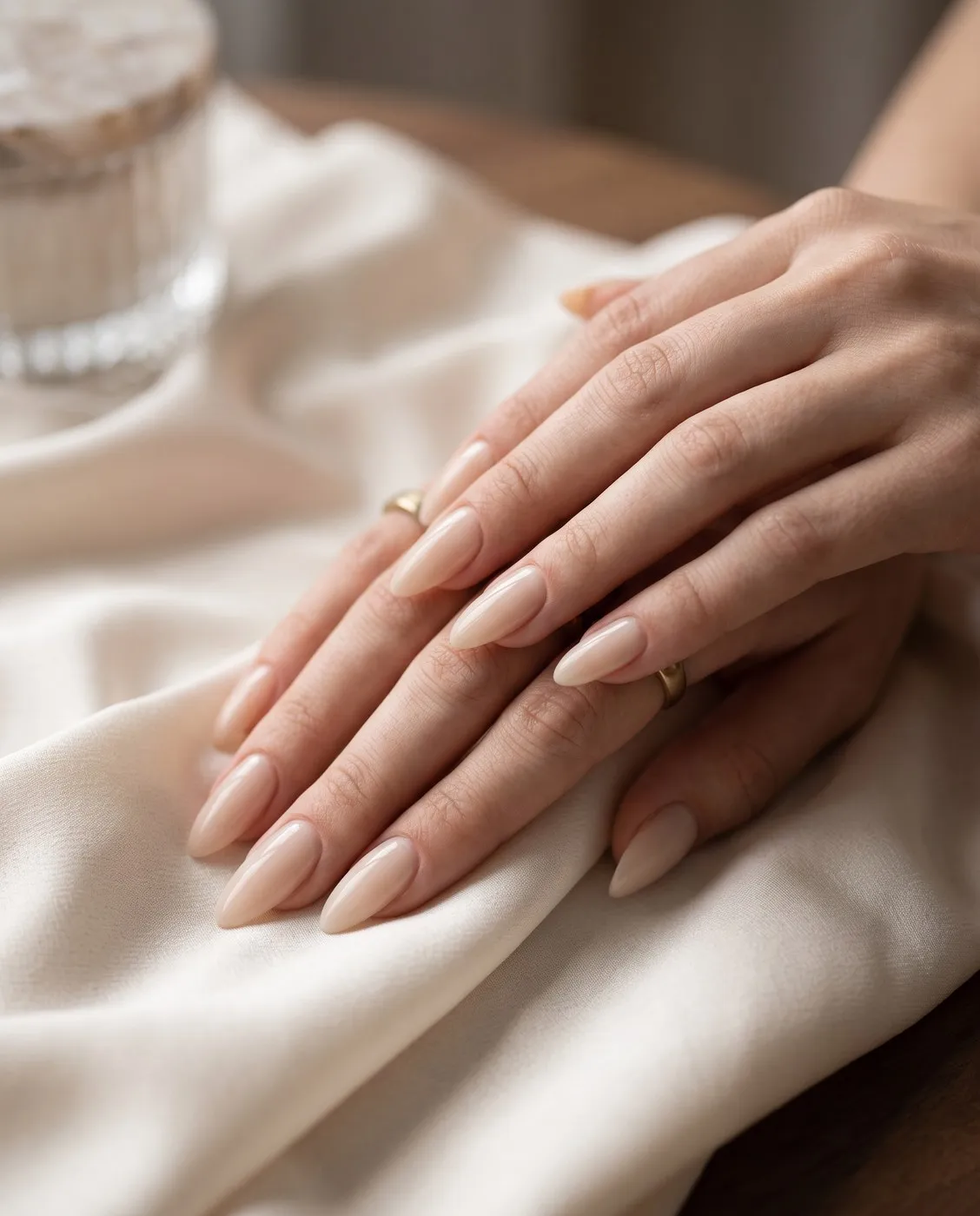 Manos con uñas acrílicas de acabado natural